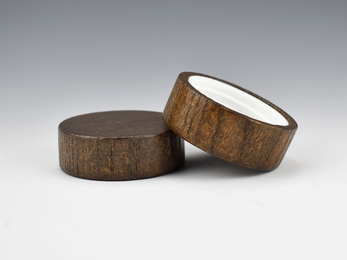 Sustainable and recyclable wooden cap for cosmetic jars, perfect for eco-conscious skincare and beauty brands. Customizable and available for wholesale orders.