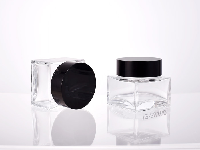 100ml square glass jar in clear, paired with black round lid, as skincare packaging solution for face cream