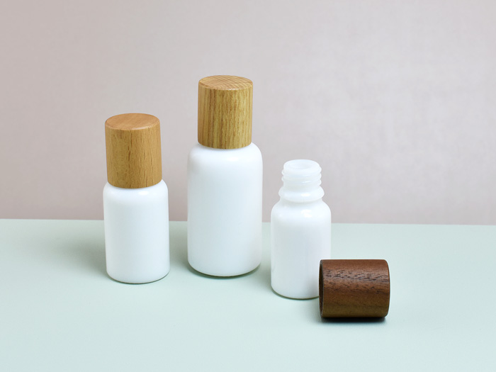 Sustainable and recyclable wooden essential oil bottle cap, designed for eco-conscious brands. Customizable and perfect for wholesale orders.