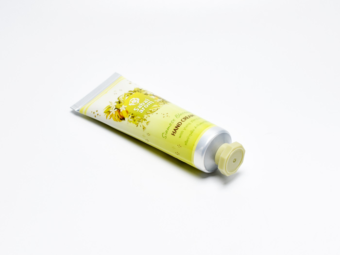 Empty aluminum-plastic tube for hand cream, designed for easy dispensing. Lightweight, durable, and customizable for beauty brands. Perfect for wholesale orders.